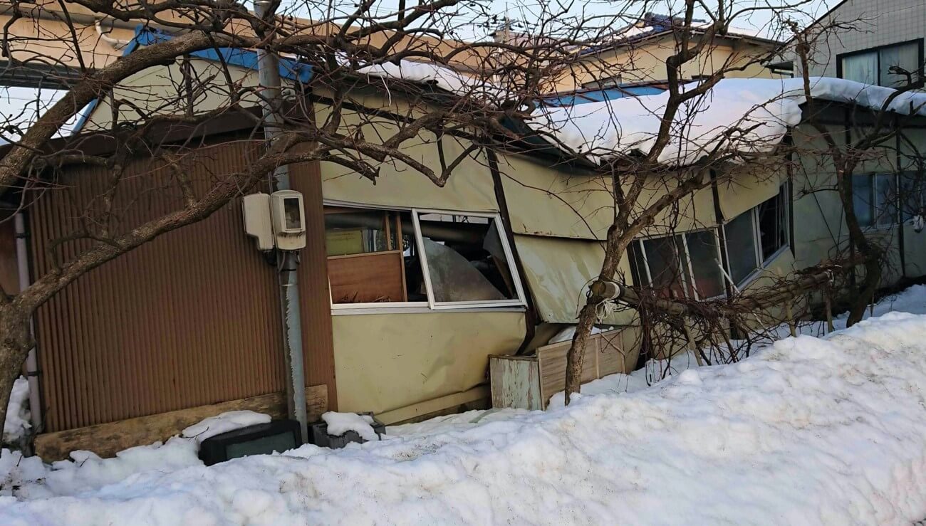①大雪の重みで家屋が倒壊した