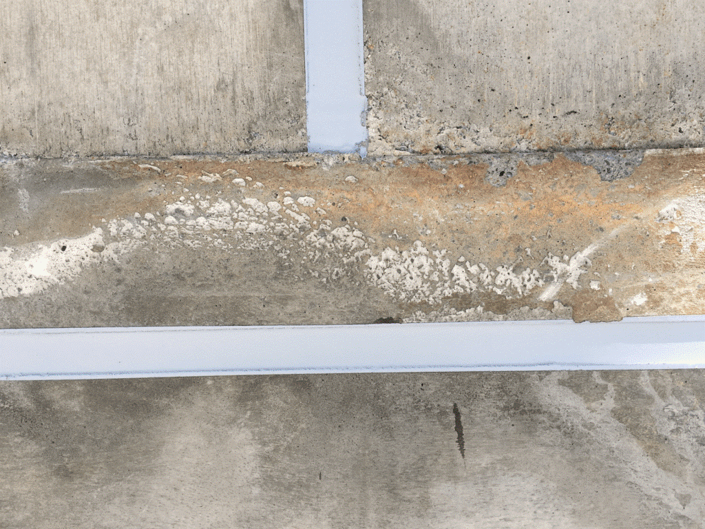 床のひび割れには隙間を埋めるシーリング材で対応