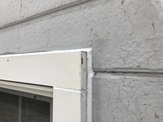 外壁にある窓サッシのコーキングの劣化は、雨漏りの原因の一つだ。