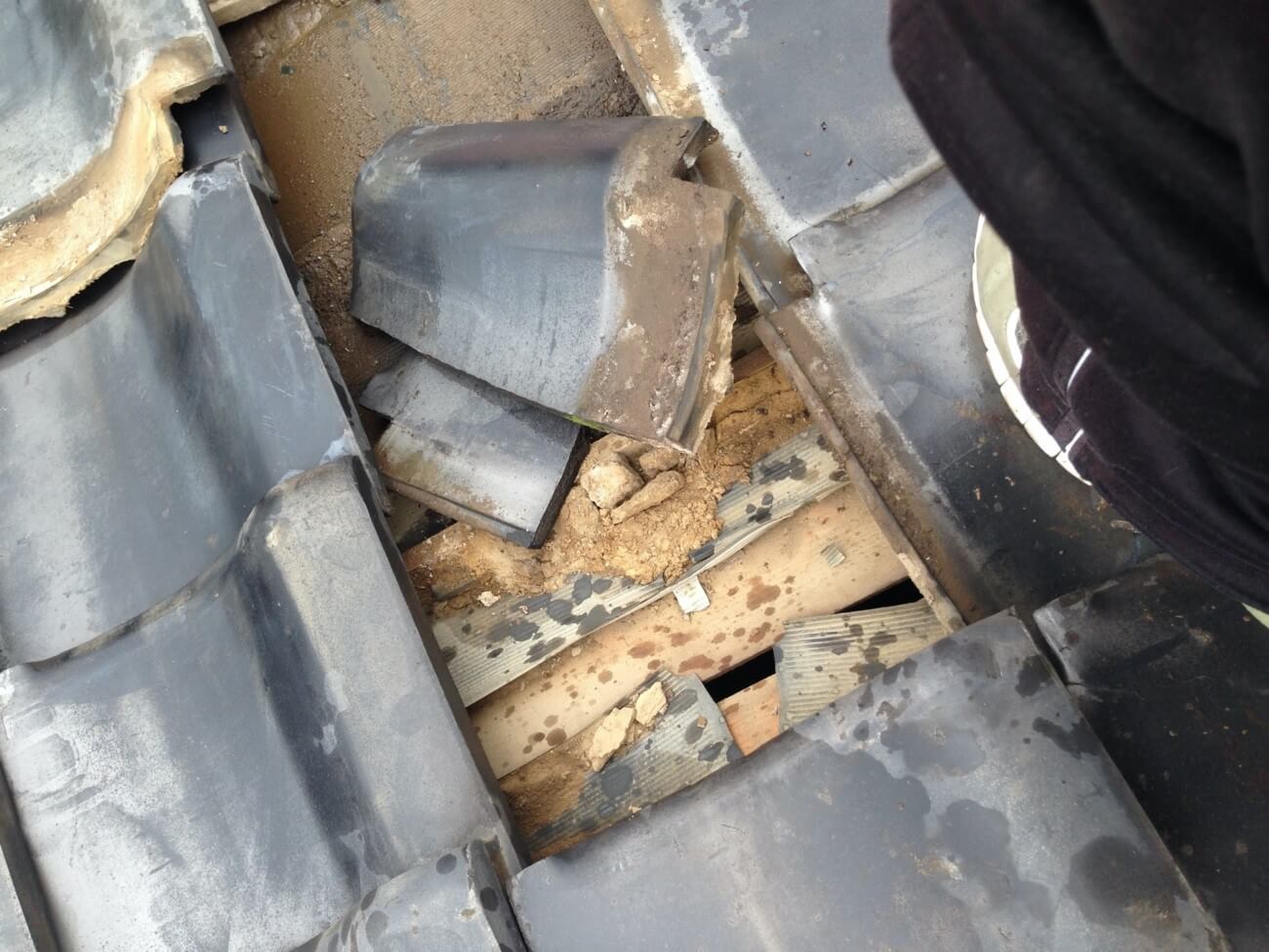 増築後に屋根を覗いたら瓦が割れていた