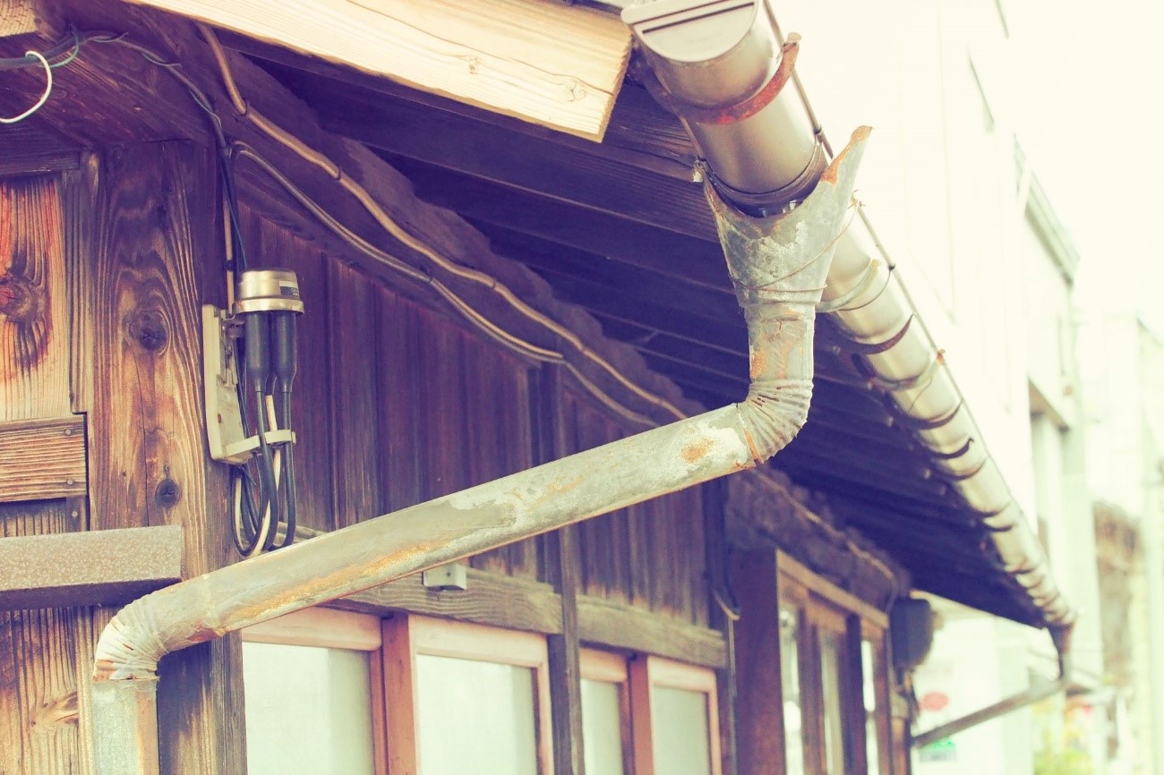 樋工事をするなら知っておくべき部材の値段や工事金額について | 【ゼロ円】雨樋修理、屋根リフォーム、雨漏り対策の「修復ラボ」