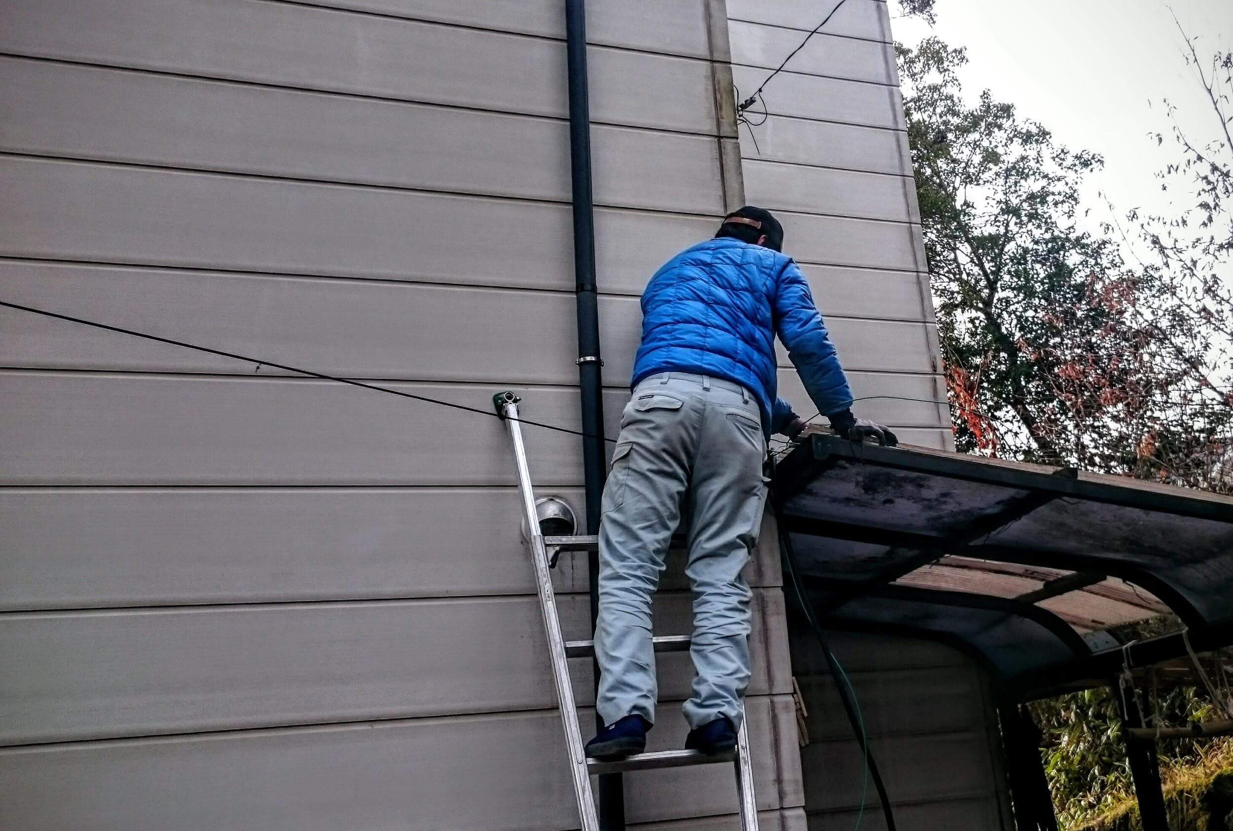 ベランダ屋根のDIY修理は非常に危険