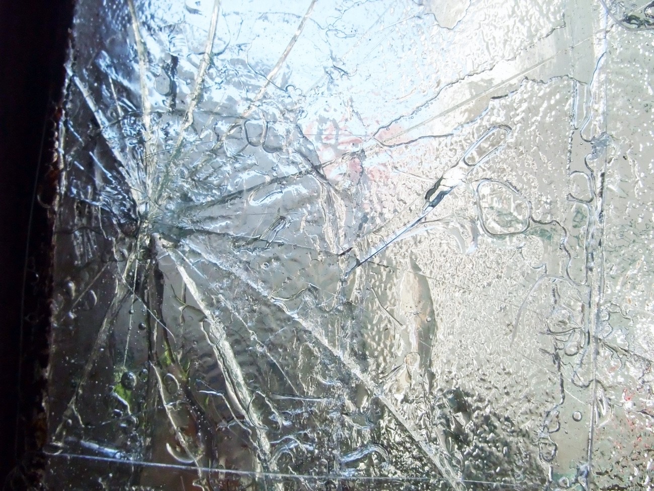 また、窓ガラスの被害も考えられる。雹が窓ガラスに当たり、穴が空いて窓が割れてしまう可能性があり非常に危険である。