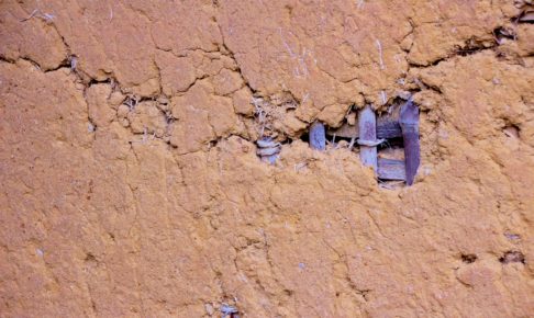 土壁の穴は早急に直すべき！DIY法とプロの補修を徹底比較