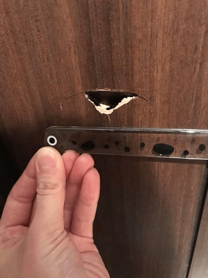 ドアの穴