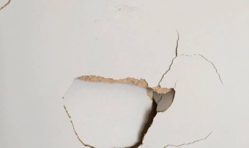 壁の穴は自分でふさぐ！修理道具から費用までを徹底解説！