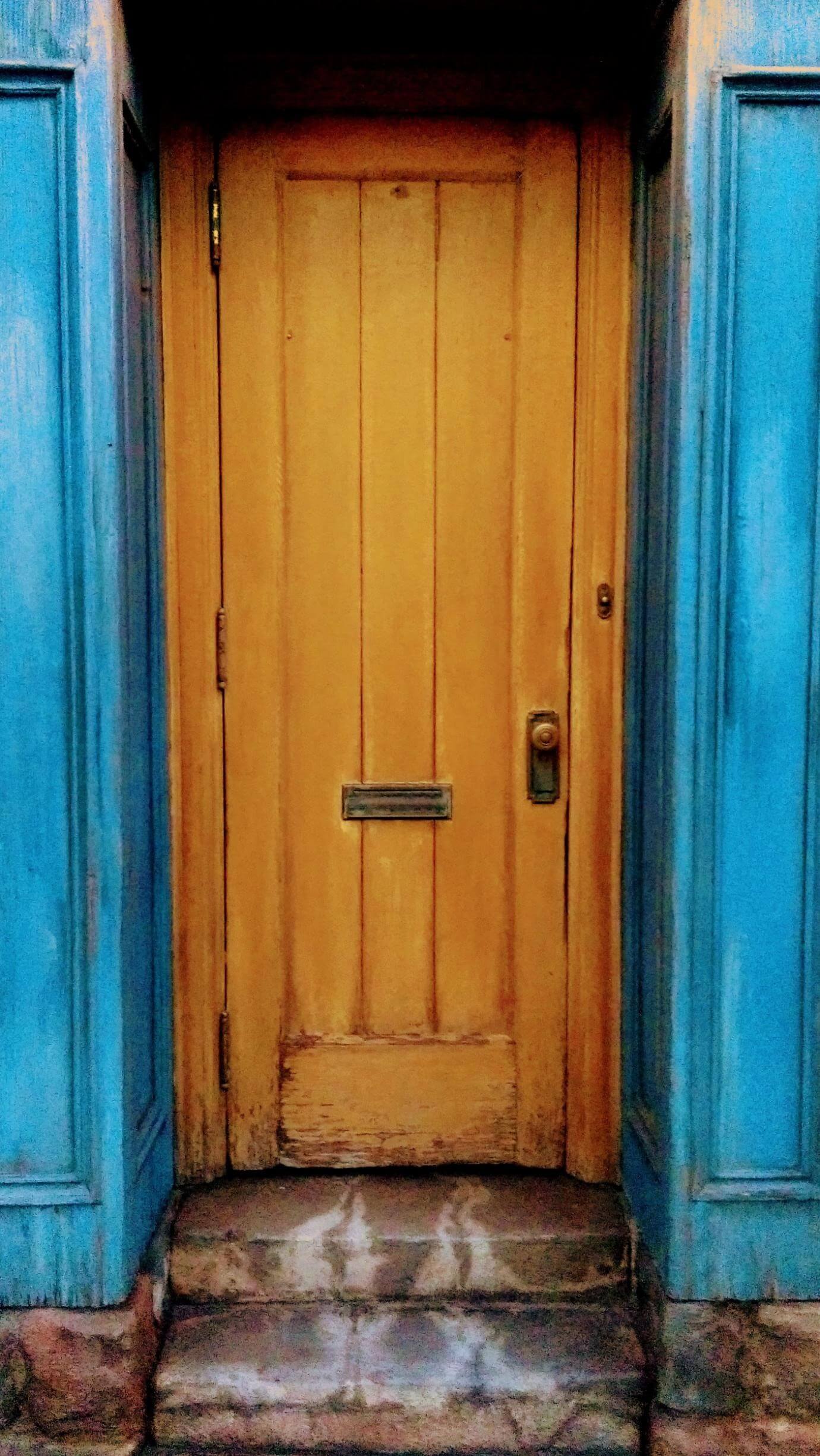 室内扉と玄関扉の違い