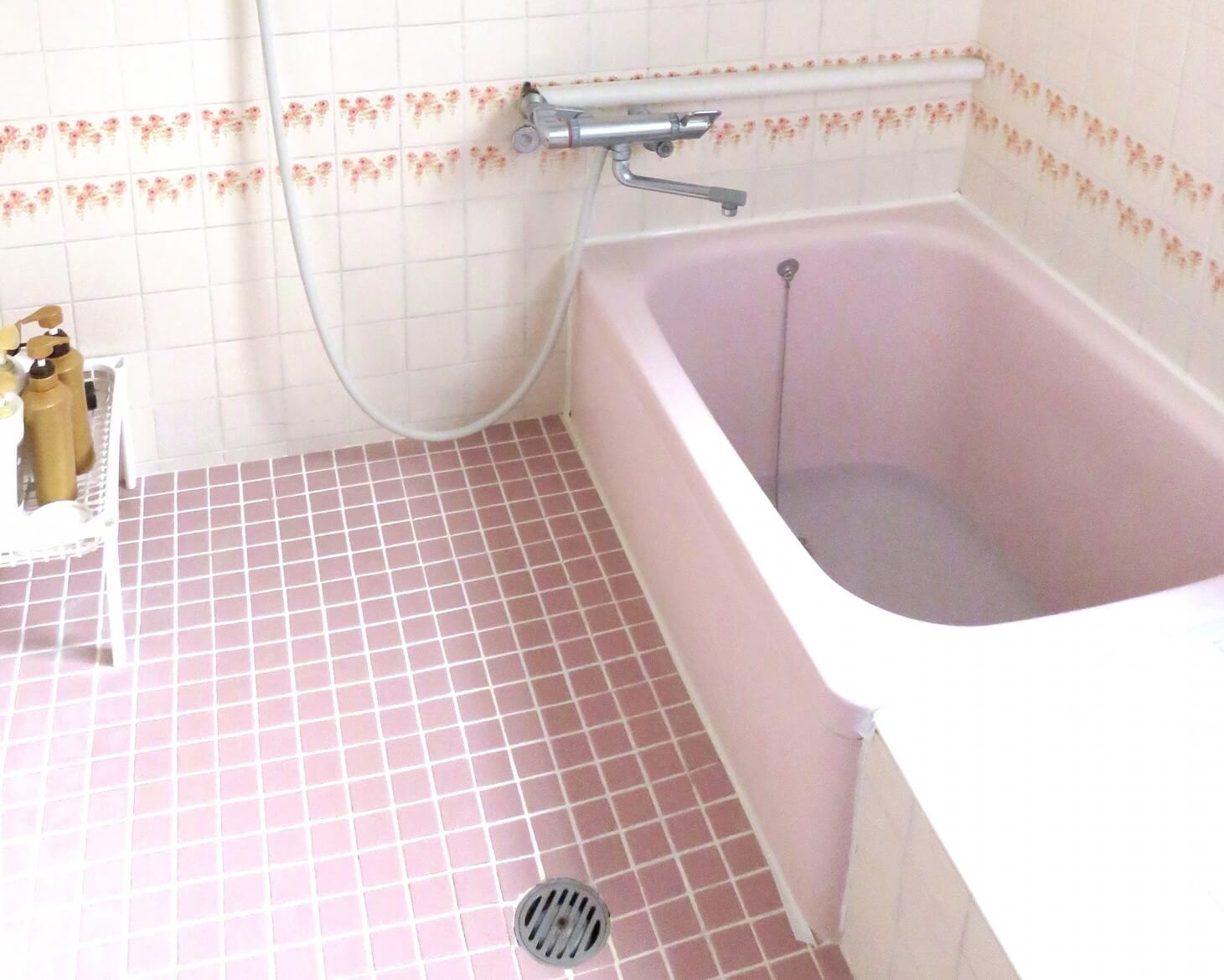 浴室の床タイルをｄｉｙ補修 タイルの種類や症状別に補修方法解説 ゼロ円 雨樋修理 屋根リフォーム 雨漏り対策の 修復ラボ