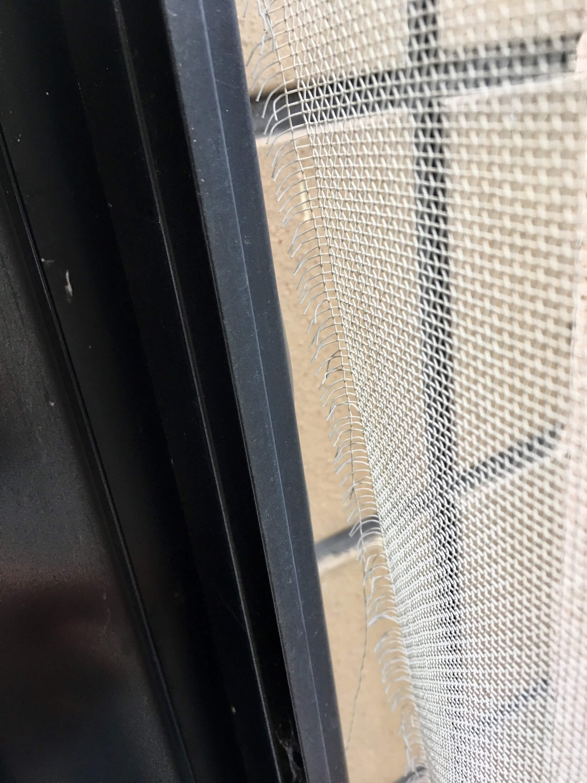 網戸の修理を極める 玄関ドア網戸や戸車修理の対処方法を徹底解説 ゼロ円 雨樋修理 屋根リフォーム 雨漏り対策の 修復ラボ