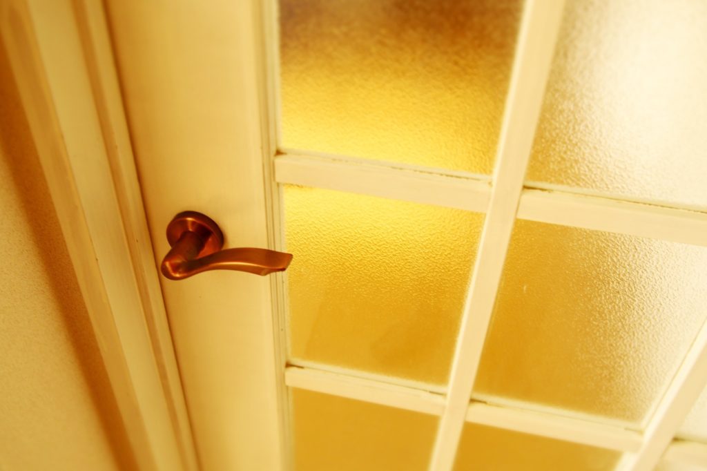 ドア枠の修理はdiy可能 室内と玄関の枠補修のやり方教えます ゼロ円 雨樋修理 屋根リフォーム 雨漏り対策の 修復ラボ